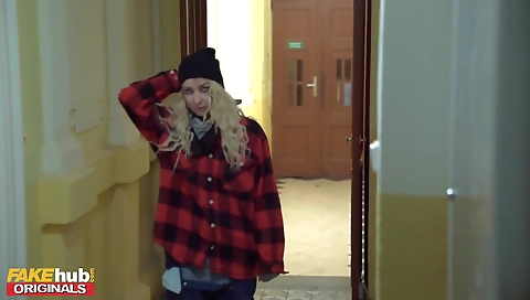 Blonde sluttaurixy is an awesome cock sucker