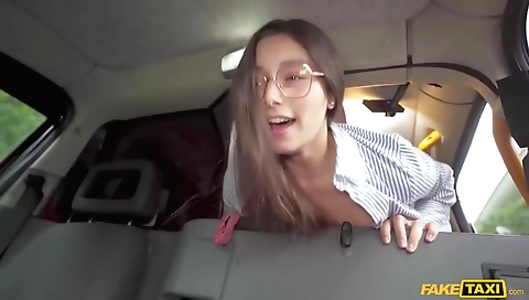 Shapy slut is alexi maskurbateing with her pussy quicko