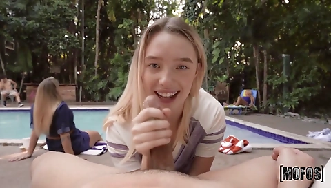 Sexy blond amusla flirti gomezing with her boyfriend