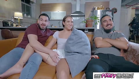 Sexy chick gets a mouthful of cum reflex-had