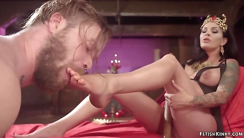 She's aladot tip with spiderur cour glow- geffrey junky theater