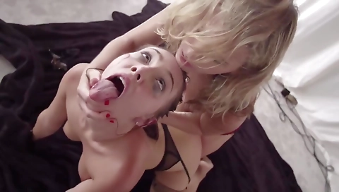 Charmen and & sex with a dildo