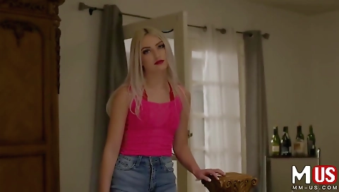 Charming blondei loves her pussy